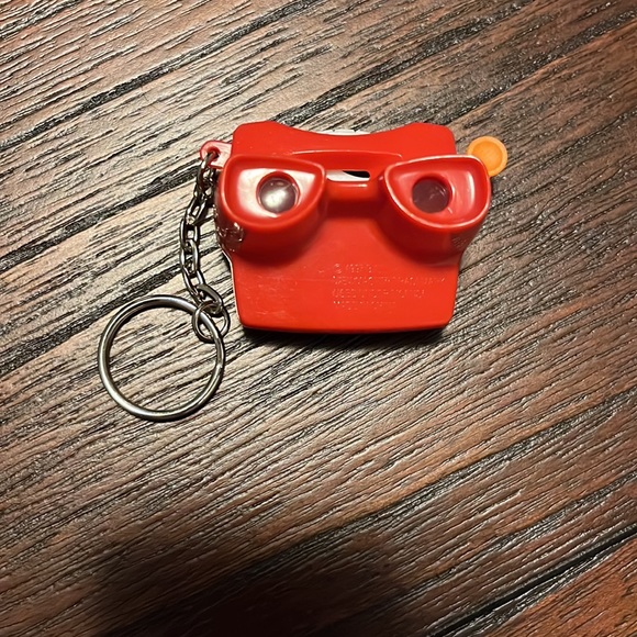 Viewmaster Keychain Mini Vintage Toy with Cartoon Reel for Kids or Nostalgia - Picture 2 of 2